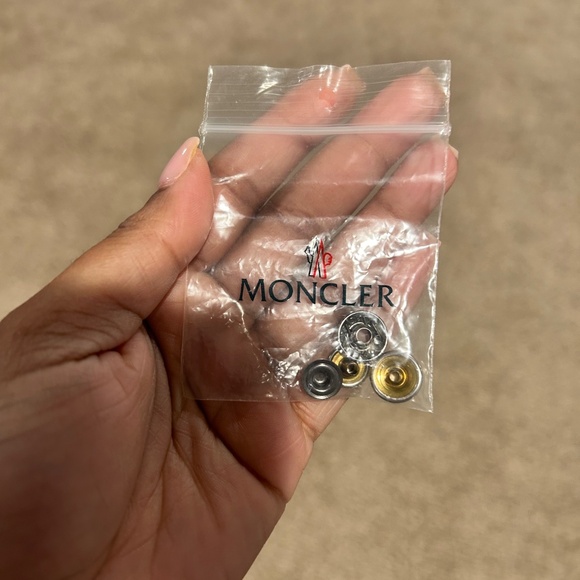 Moncler coat with fur detachable hood - Picture 6 of 7